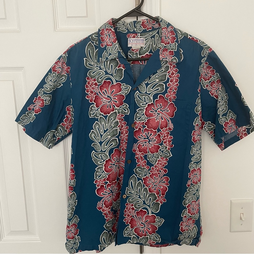 Hawaiian short sleeve button down. Front left pocket. In good condition